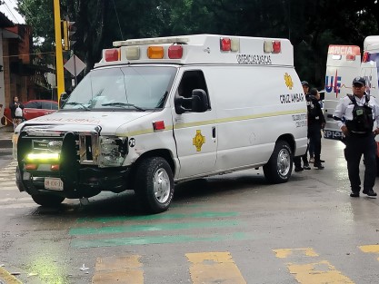 Una ambulancia de Cruz Ámbar fue impactada por un automóvil Volkswagen Jetta de modelo atrasado en el cruce de la avenida Ruiz Cortines esquina con Acueducto, presuntamente al no ceder el paso a la unidad de emergencia. 