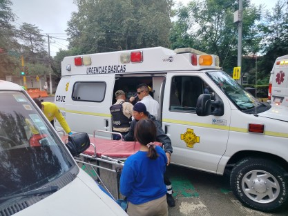 En la ambulancia, que trasladaba un paciente, resultaron lesionados tres paramédicos, quienes  fueron atendidos por elementos de la Comisión Nacional de Emergencia, CRUM y el Grupo Escorpión. 