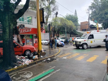 En la ambulancia, que trasladaba un paciente, resultaron lesionados tres paramédicos, quienes  fueron atendidos por elementos de la Comisión Nacional de Emergencia, CRUM y el Grupo Escorpión. 