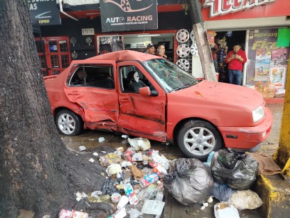 El vehículo presuntamente responsable del incidente, quedó sobre la banqueta, al lado de la basura. 