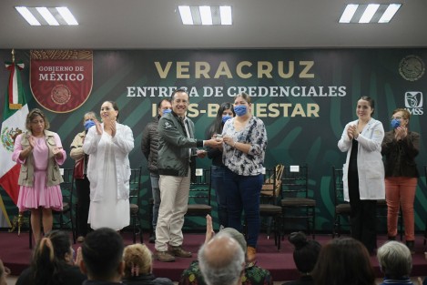 En el recién rehabilitado Hospital Regional Dr. Luis F. Nachón, el gobernador Cuitláhuac García Jiménez encabezó el acto protocolario y otorgó las identificaciones a los derechohabientes Yessica Mahe Méndez, Rosalía Sandra Rodríguez García, Osiris Alberto de la Cruz, Rosario Jiménez Rodríguez y Gloria Leticia Sánchez Alonso.