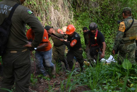 Casi cuatro horas les tomó este martes, subir el segundo cuerpo del policía de Tepetlan muerto por la fuerte corriente del río de mafafas cuando intentaron cruzarlo la tarde noche del domingo junto a sus tres compañeros.