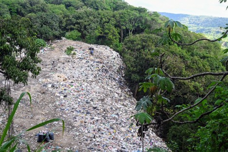 La renuencia de las sociedades a aceptar construcción de rellenos sanitarios en sus municipios ha derivado en sitios como este, clandestinos generadores de contaminación, todo aunado a la falta de atención de autoridades competentes.