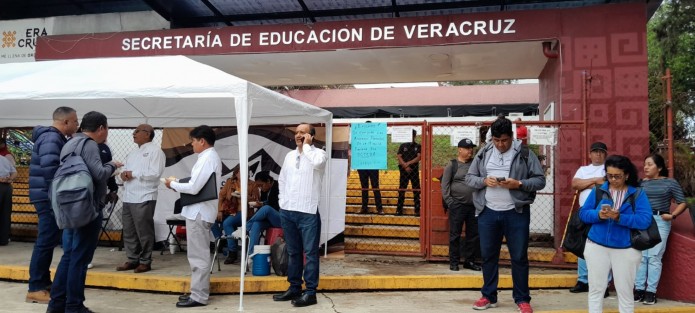 Integrantes del Sindicato Independiente Magisterial Veracruzano (SIMAVER), tomaron la SEV. Exigen que se cumplan los acuerdos firmados en febrero de este año. 