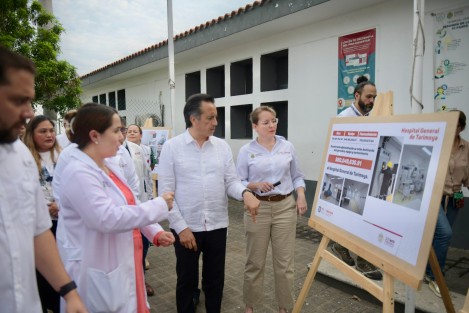 En compañía de la titular de la Secretaría de Salud, Guadalupe Díaz del Castillo Flores, la directora de unidad, Imelda Victoria Pérez Prior, médicos especialistas y personal; el mandatario se congratuló de entregar la obra que garantizará una atención oportuna y de calidad. Ha sido un esfuerzo enorme para mejorar sus instalaciones; vamos a seguir trabajando por la salud de los veracruzanos.
