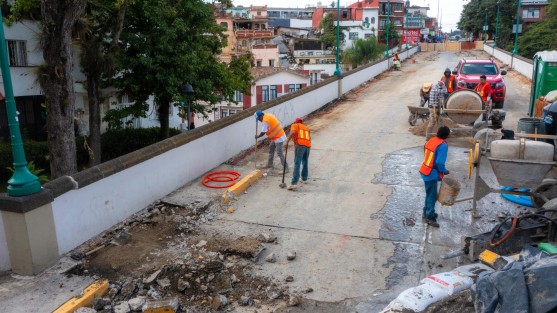 El jefe del Departamento de Movilidad Urbana, Alfonso López Pineda, detalló que si bien los trabajos de rehabilitación integral que se realizan continúan de acuerdo con el programa de obra, por las labores que a la fecha se llevan a cabo entre Tamborrell y Abasolo, se recomienda a los peatones que eviten transitar por la zona.