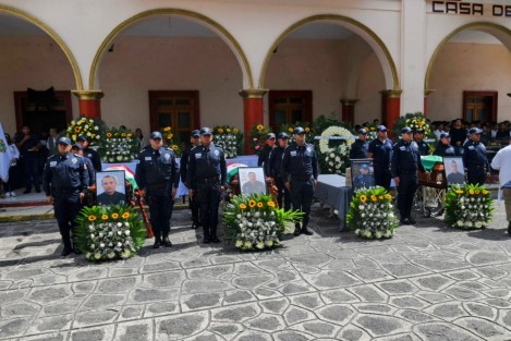Autoridades municipales y estatales homenajearon a los cuatro policías muertos arrastrados por la corriente del río Mafafas desbordado durante la tormenta tropical Chris, cuya patrulla fue destrozada por la fuerza del agua.