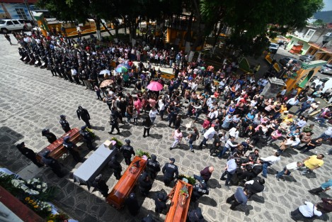 Autoridades municipales y estatales homenajearon a los cuatro policías muertos arrastrados por la corriente del río Mafafas desbordado durante la tormenta tropical Chris, cuya patrulla fue destrozada por la fuerza del agua.