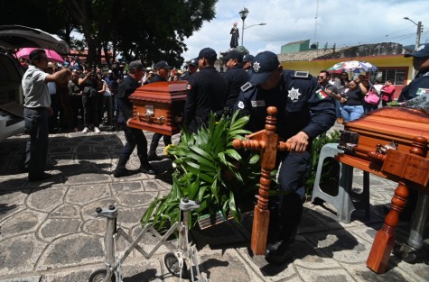 Autoridades municipales y estatales homenajearon a los cuatro policías muertos arrastrados por la corriente del río Mafafas desbordado durante la tormenta tropical Chris, cuya patrulla fue destrozada por la fuerza del agua.