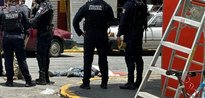 Un hombre de aproximadamente 40 años  falleció al ser aplastada por una aplanadora, luego de que no pudo ser controlada por su operador al presuntamente fallarle los frenos, alrededor de las 12 horas de este jueves en la calle Lucio esquina Abasolo del centro de Xalapa.  