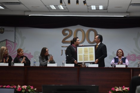 Con motivo del bicentenario del Poder Judicial, el gobernador Cuitláhuac García Jiménez entregó el Primer Arreglo de la Administración de Justicia en Veracruz con data del 28 de julio de 1824 a la magistrada presidenta del Tribunal Superior de Justicia, Lisbeth Aurelia Jiménez Aguirre.