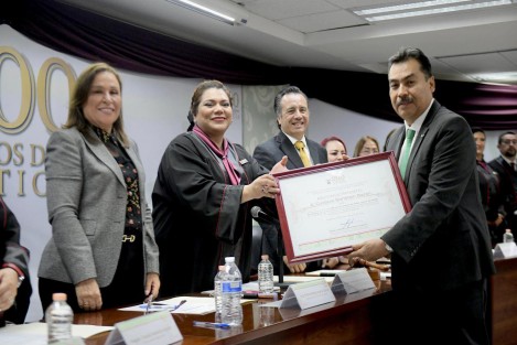 En sesión solemne, con la participación de la presidenta de la Mesa Directiva del Congreso Local, Adriana Esther Martínez Sánchez y la gobernadora electa Rocío Nahle García, fueron galardonados el juez Gustavo Beristáin Bazán y el magistrado Roberto Armando Martínez Sánchez por mayor temporalidad en el cargo y Sara Hilda Beltrán Ramos, magistrada en retiro, por mayor carrera judicial.