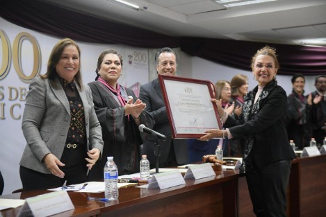 En sesión solemne, con la participación de la presidenta de la Mesa Directiva del Congreso Local, Adriana Esther Martínez Sánchez y la gobernadora electa Rocío Nahle García, fueron galardonados el juez Gustavo Beristáin Bazán y el magistrado Roberto Armando Martínez Sánchez por mayor temporalidad en el cargo y Sara Hilda Beltrán Ramos, magistrada en retiro, por mayor carrera judicial.