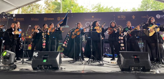 Como parte del elenco artístico que está amenizando el Festival Café Veracruz en el Parque Juárez, este fin de semana, se presentó la Tuna Femenil de la Universidad Veracruzana, mismas que ya afinan los últimos detalles para el 11vo Festival Internacional de Tunas Femeniles a realizarse en esta capital  1, 2 y 3 de agosto.  Cultura