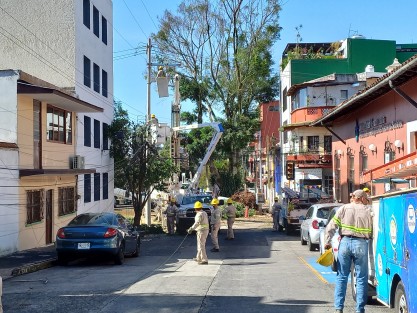 La mañana de este domingo, desde muy temprano, brigadas de CFE y compañías de cable realizaron labores para restablecer los servicios en las inmediaciones de donde cayera un árbol la tarde del sábado. Se espera que este lunes la circulación vehicular vuelva completamente a la normalidad. 