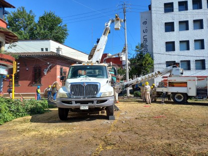 La mañana de este domingo, desde muy temprano, brigadas de CFE y compañías de cable realizaron labores para restablecer los servicios en las inmediaciones de donde cayera un árbol la tarde del sábado. Se espera que este lunes la circulación vehicular vuelva completamente a la normalidad. 