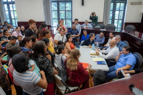 Este lunes, el presidente municipal Ricardo Ahued Bardahuil, encabezó  las Audiencias Ciudadanas, en compañía del alcalde suplente, Alberto Islas Reyes y autoridades municipales. Escucharon las solicitudes de las y los xalapeños relacionadas con la construcción de obras hidráulicas y sanitarias, entre otras. 
