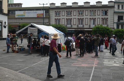 Ambientalistas del Movimiento en Defensa del Agua de la Cuenca Los Libres-Oriental se manifestaron en Xalapa para denunciar una supuesta campaña de denostación en su contra tras la violenta represión por parte de la Fuerza Civil en Totalco, Perote, donde murieron asesinados dos manifestantes el pasado 20 de junio.
