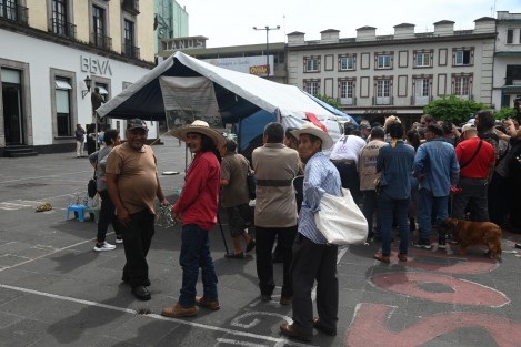 Ambientalistas del Movimiento en Defensa del Agua de la Cuenca Los Libres-Oriental se manifestaron en Xalapa para denunciar una supuesta campaña de denostación en su contra tras la violenta represión por parte de la Fuerza Civil en Totalco, Perote, donde murieron asesinados dos manifestantes el pasado 20 de junio.
