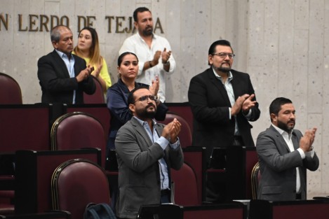 Con un minuto de silencio y uno de aplausos así como la proyección de un video, se recordó en el pleno del Congreso local al diputado Fernando Arteaga Aponte, recientemente fallecido. 