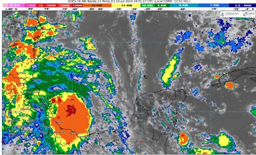 a Onda Tropical 8 que se ha convertido en una vaguada con un centro de baja presión en la parte central del país, una vaguada con eje sobre el oeste del Golfo de México, pero que podría migrar hacia el suroeste de este, y la onda tropical 9 con eje al sur del oeste de Cuba continuarán propiciando el potencial de lluvias y tormentas con eventos localmente fuertes en el estado de Veracruz, en los siguientes días. 
