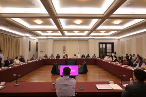 La  noche de este jueves, los gobernadores saliente y entrante, Cuitláhuac García Jiménez y Rocío Nahle García, se reunieron con sus respectivos equipos de transición en Casa Veracruz. El gabinete en funciones y el recién nombrado por la ejecutiva electa protagonizaron un primer intercambio de cara al cierre de la primera administración de izquierda.