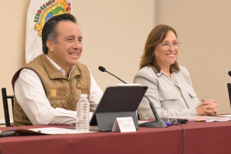 La  noche de este jueves, los gobernadores saliente y entrante, Cuitláhuac García Jiménez y Rocío Nahle García, se reunieron con sus respectivos equipos de transición en Casa Veracruz. El gabinete en funciones y el recién nombrado por la ejecutiva electa protagonizaron un primer intercambio de cara al cierre de la primera administración de izquierda.