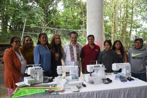  El mandatario estatal Cuitláhuac García Jiménez en compañía del personal del DIF y alcaldes de varios municipios, entregaron apoyos de proyectos productivos y la vivienda.