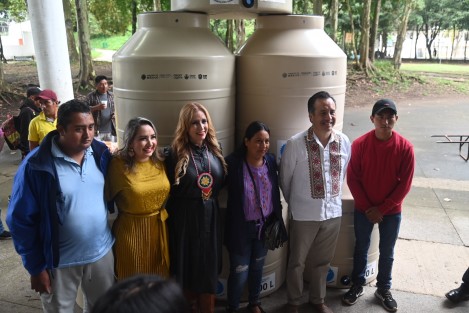  El mandatario estatal Cuitláhuac García Jiménez en compañía del personal del DIF y alcaldes de varios municipios, entregaron apoyos de proyectos productivos y la vivienda.