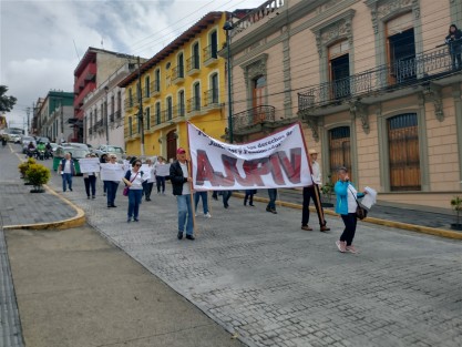 Pensionados del AJUPIV marcharon hacia la plaza Lerdo y bloquearon la calle Enríquez por alrededor de dos horas, pues dicen, el Gobierno de Veracruz sigue sin cumplir con reactivar su seguro de vida.