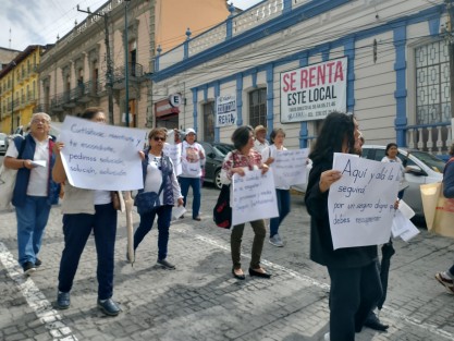 Pensionados del AJUPIV marcharon hacia la plaza Lerdo y bloquearon la calle Enríquez por alrededor de dos horas, pues dicen, el Gobierno de Veracruz sigue sin cumplir con reactivar su seguro de vida.