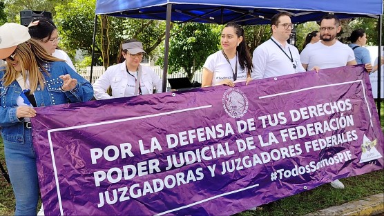 Fuera de instalaciones algunos trabajadores del Poder Judicial se manifestaron pacíficamente. 