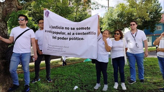 Fuera de instalaciones algunos trabajadores del Poder Judicial se manifestaron pacíficamente. 