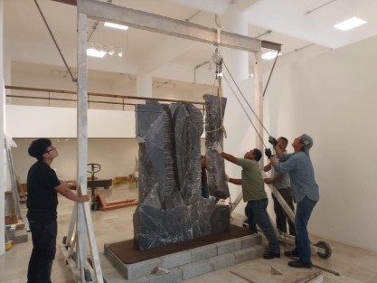 En la Pinacoteca Diego Rivera se está realizando el montaje de la exposición Canto Tierra III, del destacado escultor Hiroyuki Okumura. La Secretaría de Cultura de Veracruz invita a la inauguración el próximo jueves 18 a las 19:00 horas. 