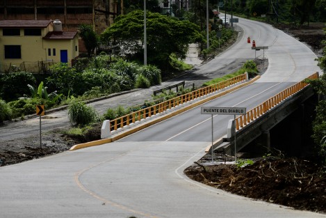 La obra de infraestructura conectará mejor y más rápido a los cerca de 15 mil vehículos que transitan a diario hacia el Pueblo Mágico de Coatepec, pues cuenta con la medida estándar de rodamiento a lo largo de 100 metros, además del soporte necesario para el tráfico pesado de la zona industrial y cañera de la región.