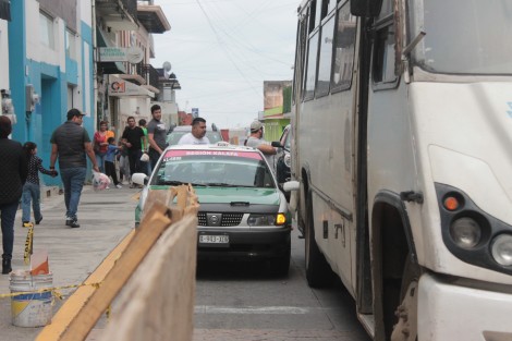 Percances viales no descansan ni en domingo, y un roce entre el espejo de un taxi bastó para bloquear por un rato el tráfico en Juárez esquina con Lucio.  