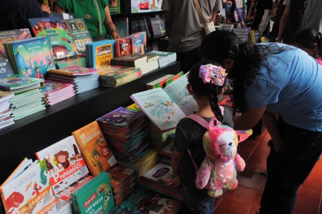 La Feria Nacional del Libro Infantil y juvenil constituye una oportunidad de acercar a niños y jóvenes a los libros, si bien algunos ejemplares no están al alcance de cualquiera, sí hay ofertas, y sobre todo espacios y talleres donde acercarse a ellos. 