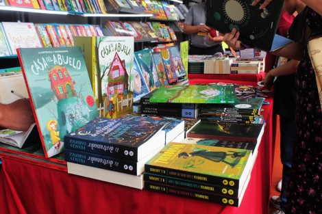La Feria Nacional del Libro Infantil y juvenil constituye una oportunidad de acercar a niños y jóvenes a los libros, si bien algunos ejemplares no están al alcance de cualquiera, sí hay ofertas, y sobre todo espacios y talleres donde acercarse a ellos. 