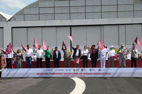 Autoridades estatales, militares y municipales dieron el banderazo del inicio del operativo: Vacaciones de verano seguras 2024, en la explanada del Aeropuerto El Lencero.