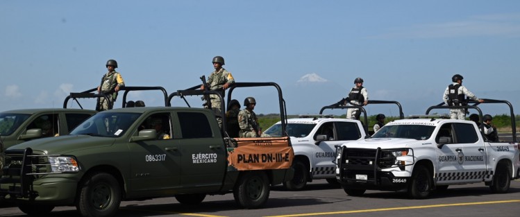 Autoridades estatales, militares y municipales dieron el banderazo del inicio del operativo: Vacaciones de verano seguras 2024, en la explanada del Aeropuerto El Lencero.