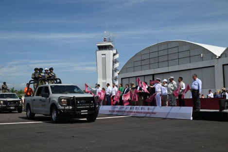 El Gobierno de Veracruz dio el banderazo de inicio al Operativo Vacaciones de Verano Seguras, con un despliegue de 16 mil 718 elementos encargados de proteger la integridad de turistas y población, sus bienes y su entorno mientras visitan la entidad. 
