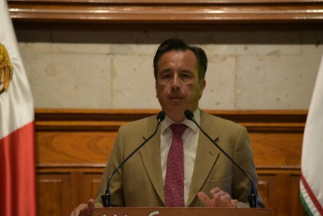 El gobernador de Veracruz Cuitláhuac García Jiménez, dio a conocer que se realizó la detención de dos personas que se dedicaban a extorsionar a empresarios de Coatzacoalcos, y otros integrantes de la banda delictiva que fueron abatidos el pasado fin de semana durante un operativo. 