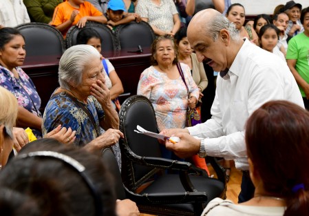 Este Ayuntamiento trabaja por el bienestar de la gente sin engaños, sin corrupción y sin buscar el beneficio propio, pues tiene el compromiso de pasar a la historia como la Administración que más obra pública construyó, afirmó el presidente municipal Ricardo Ahued Bardahuil, al recibir en la Sala de Cabildo a habitantes de diversas colonias de la ciudad.