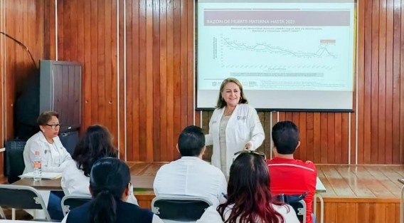 Para fortalecer programas y acciones de atención a la embarazada, a través de la Jurisdicción Sanitaria No. VII con sede en Orizaba, llevamos a cabo el curso Atención a la paciente obstétrica, prevención de la muerte materna y redes comunitarias a persona médico y de enfermería de primer nivel.