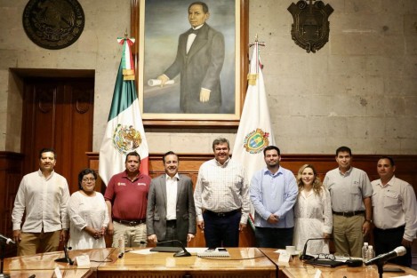 A través de redes sociales el Gobernador Cuitláhuac García informó que este martes se reunió con el Comisionado de CONAPESCA, Octavio Almada Palafox, quien compartió datos importantes sobre pesca y acuacultura en Veracruz, entre otros los 1,071 títulos pesqueros fueron otorgados en la administración, con una atención al rezago del 94%.