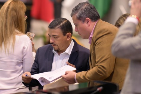 Con el objetivo de contribuir a agilizar los relevos gubernamentales en la entidad veracruzana mediante la adecuación del marco jurídico local, el diputado Juan Javier Gómez Cazarín presentó una iniciativa a efecto de que la fecha de inicio del período de quien encabece el Gobierno del Estado sea el 30 de septiembre del año de la elección correspondiente. 