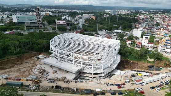 El Gobernador Cuitláhuac García supervisó el avance del complejo deportivo Nido Halcón, que tendrá capacidad para 6 mil 200 espectadores en eventos deportivos y hasta 8 mil en conciertos y espectáculos, promoviendo el deporte, la salud y la reactivación económica.