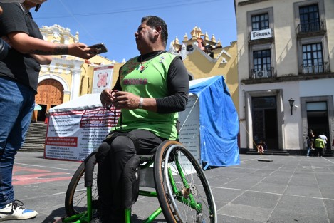 Gerardo Lima, perteneciente a la Asociación de Deportes sobre Silla de Ruedas del Estado de Veracruz y excolaborador del Registro Civil de Xalapa, pide a autoridades municipales ser restituido en su trabajo ya que argumenta haber sido despedido injustificadamente. 