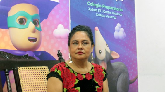 Natalia Toledo, escritora bilingüe (zapoteco - español) participa en el Encuentro de Escritoras y Escritores en lenguas indígenas, dentro de la 34 FNLIyJ. En entrevista destacó la importancia de que sea su gente a la que llegue su poesía en lengua original, pues es así como se mantienen las lenguas vivas.