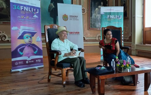 La escritora Natalia Toledo realizó lectura de su obra, eligiendo uno de sus poemas escrito para su padre, el finado pintor y activista Francisco Toledo, quien en este día estaría celebrando su cumpleaños.